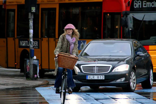 Safe to ride because pedestrians and bikes come first, (Mikael Coleville-Anderson)