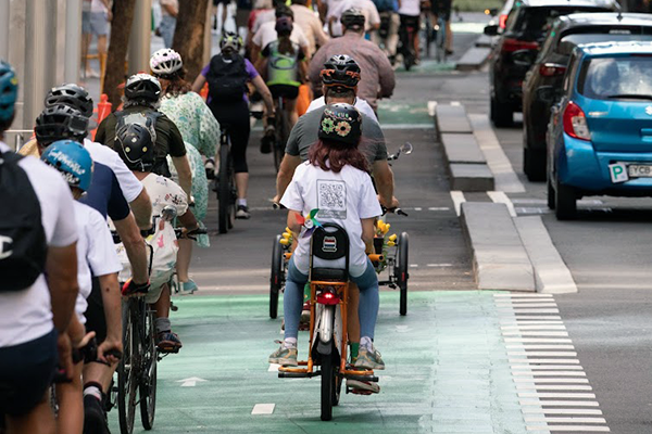 Better Streets riders filling up the cycle lane and showing the capacity and potential of the infrastructure installed in Sydney CBD. (Photo: Better Streets NSW)