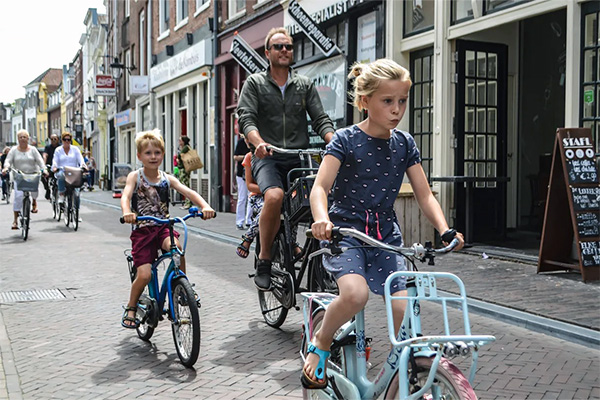 Travel to school: a Dutch experience