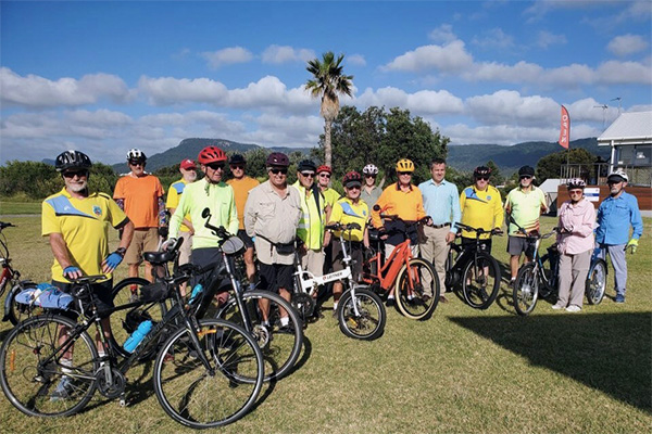 Bicycle NSW CEO Peter McLean (5th from the right), caught up with the Illawarra Ramblers